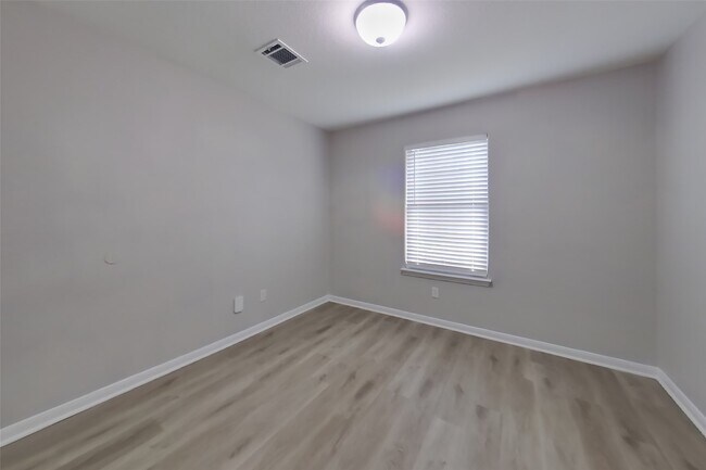 Building Photo - 10951 Royal Forest Dr