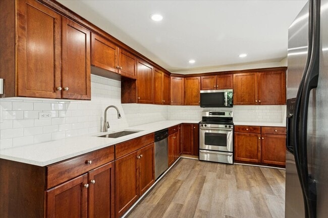 Building Photo - 540 E 4th St