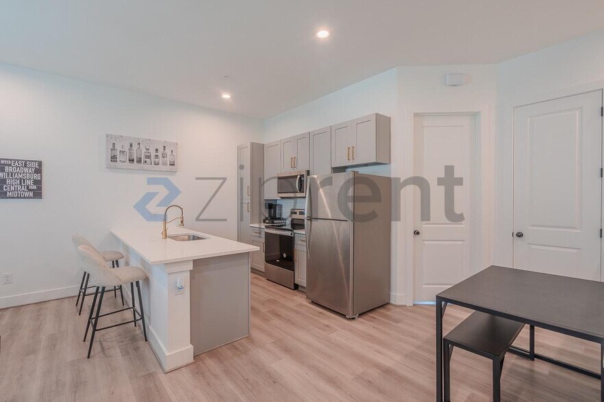 Building Photo - Unit B