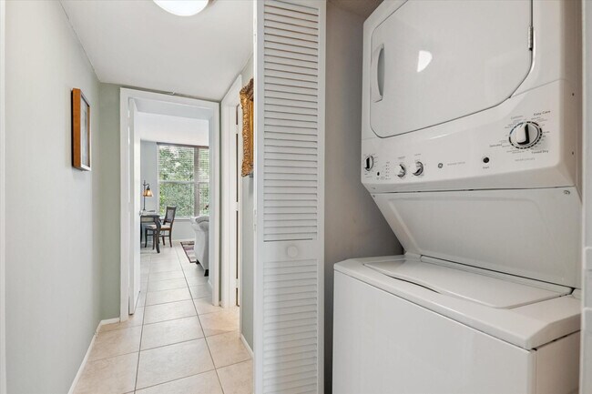 Building Photo - 3900 Oaks Clubhouse Dr