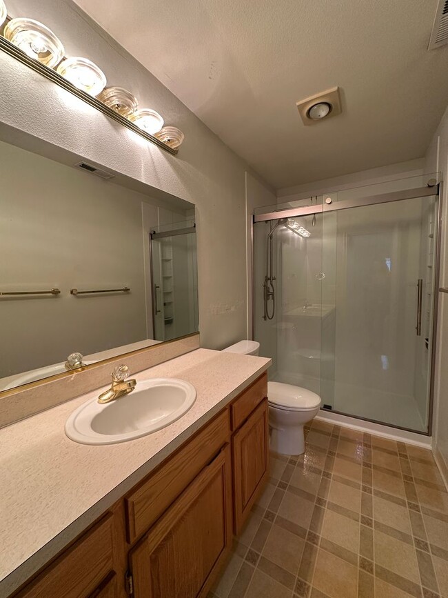 Building Photo - Large Three Bedroom Home in the Hills of West Salem