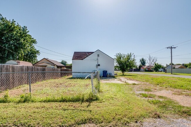 Building Photo - 1509 E Rogers St