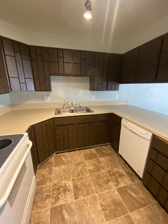Building Photo - Ready first of June / 3 bedroom 2 bathroom...