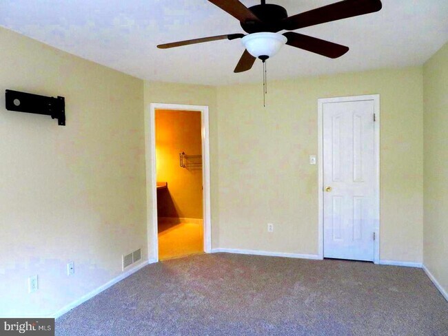 Building Photo - 208 Foxmeadow Dr