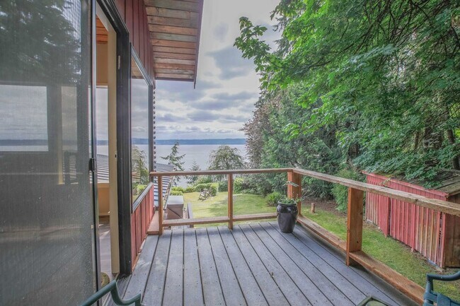 Building Photo - Gorgeous Langley Home With Water View and ...