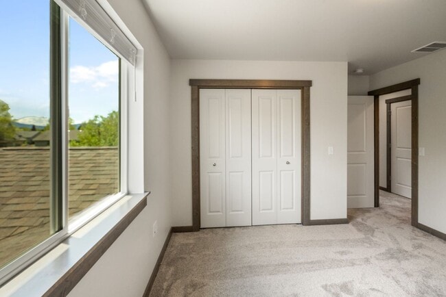 Building Photo - Gorgeous 3 Bedroom condos with double stal...