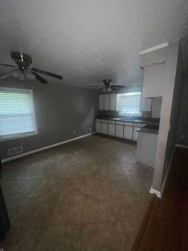 Building Photo - 4 Bedroom, 1.5 Bathroom House