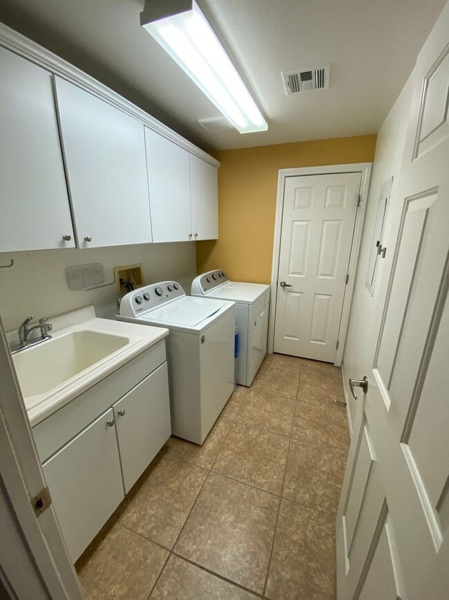 Building Photo - 11865 Tevare Ln