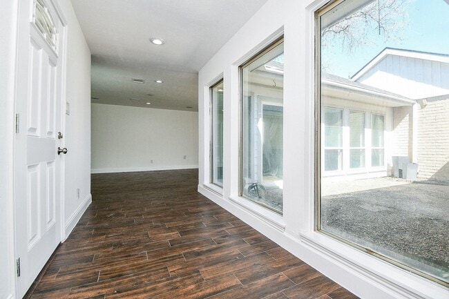 Building Photo - 2203 Briarview Dr