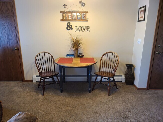 Building Photo - 1 Bed, 1 Bath 930 Sq Ft 2nd Floor