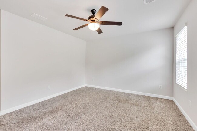 Building Photo - Two-story 3BR/2.5BA townhome in Foxcroft T...