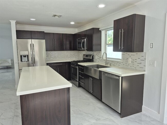 Building Photo - 5820 SW 58th Ct