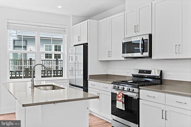 Building Photo - 11224 Bunsen St