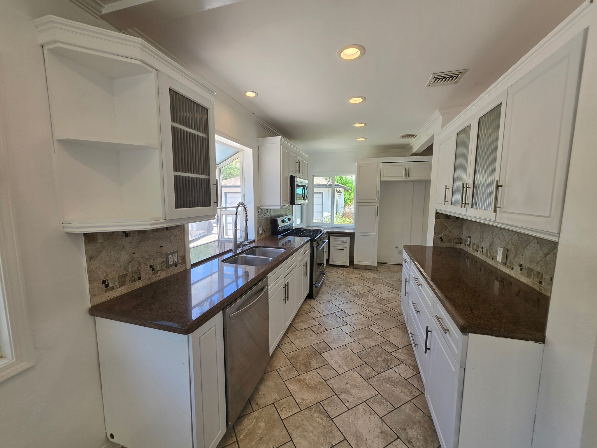 Building Photo - 9805 La Tuna Canyon Rd