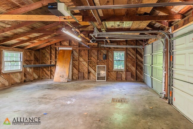 Building Photo - 360° VIRTUAL TOUR ~ Spacious home close to...