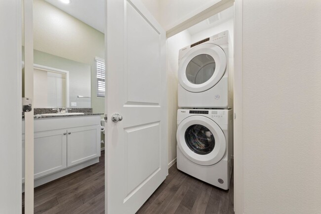Building Photo - Spacious Single Level with Stunning Mounta...