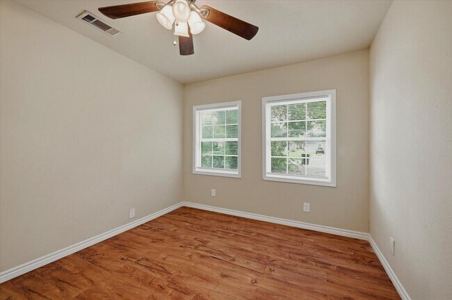 Building Photo - 2112 W Bond St