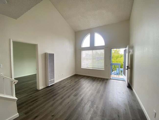 Building Photo - Gorgeous Condo W/ Dishwasher & In Unit W/D!