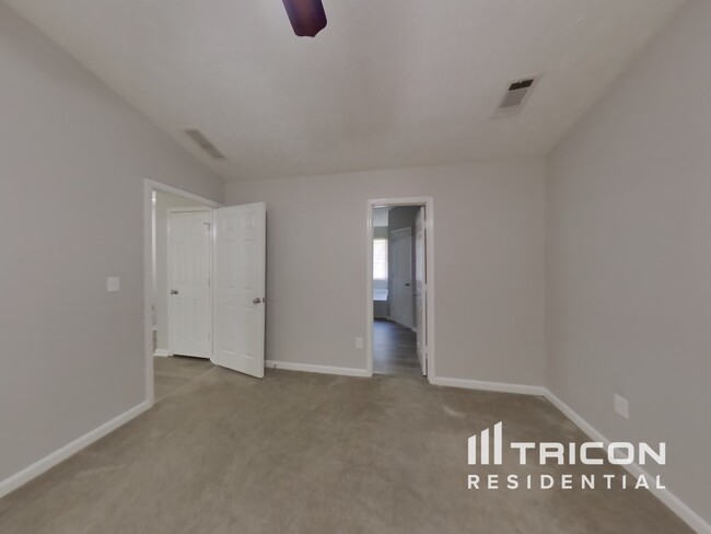 Building Photo - 270 Rosewood Dr