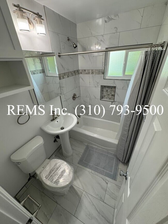 Building Photo - Remodeled Duplex Unit with Laundry Hook-Up...