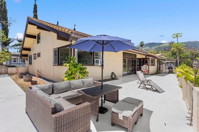 Building Photo - Completely Remodeled 3 Bed/3 Bath with Exp...