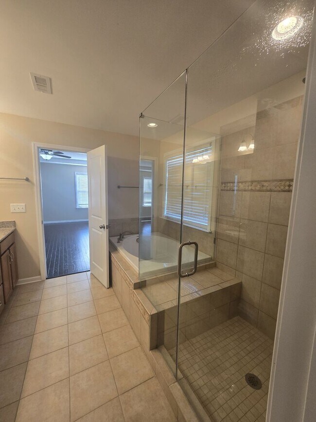 Building Photo - Beautiful Home located in Bridge Pointe Ne...