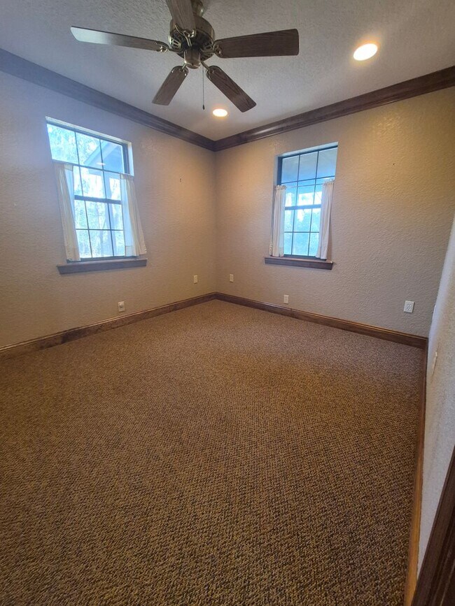 Building Photo - Cabin living in the suburbs