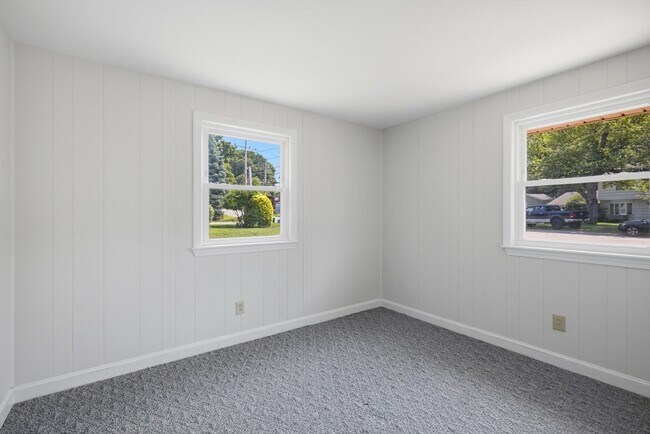Building Photo - 154 Maple St
