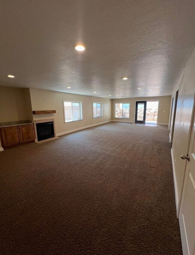 Building Photo - 2049 Sunflower Ln