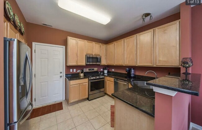 Building Photo - 2221 Sunrise Cir