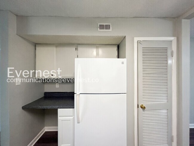 Building Photo - 4 Bed / 2 Bath Modern Home / Pet-Friendly / Available Now!