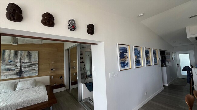 Building Photo - 1041 Hillsboro Mile