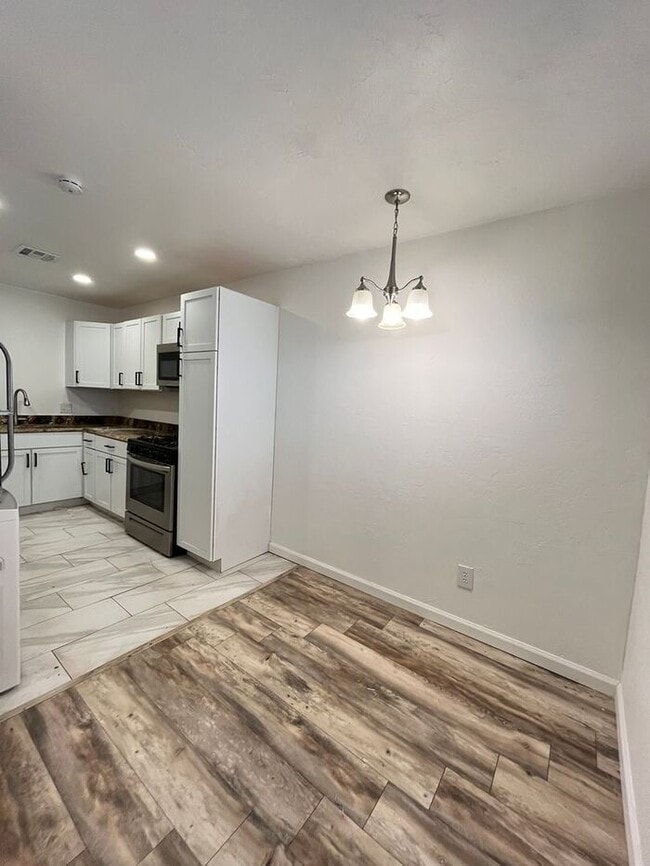 Building Photo - Large 1 Bed 1 Bath Apt in Aurora Add NW OKC