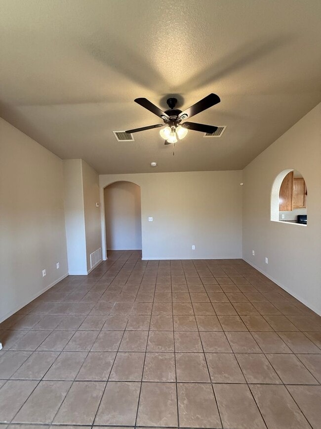 Building Photo - 4 Bedroom, 2 Bathroom House Available Now!