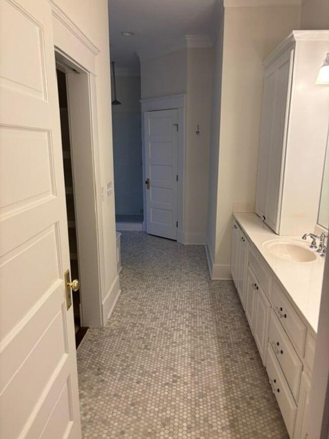 Building Photo - Craftsman style bungalow on the Hill. Reno...