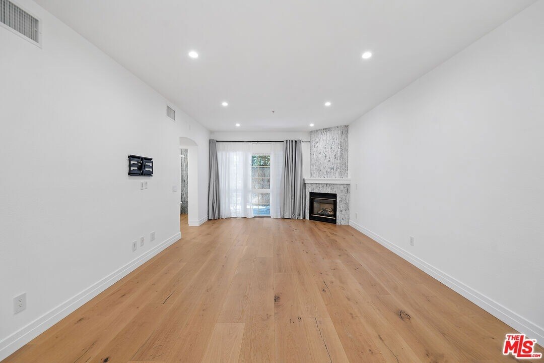 Building Photo - 851 N San Vicente Blvd