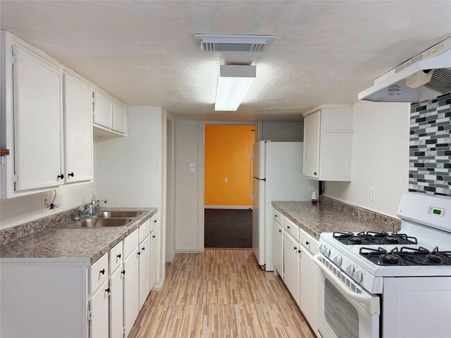 Building Photo - 723-727 W 27th St