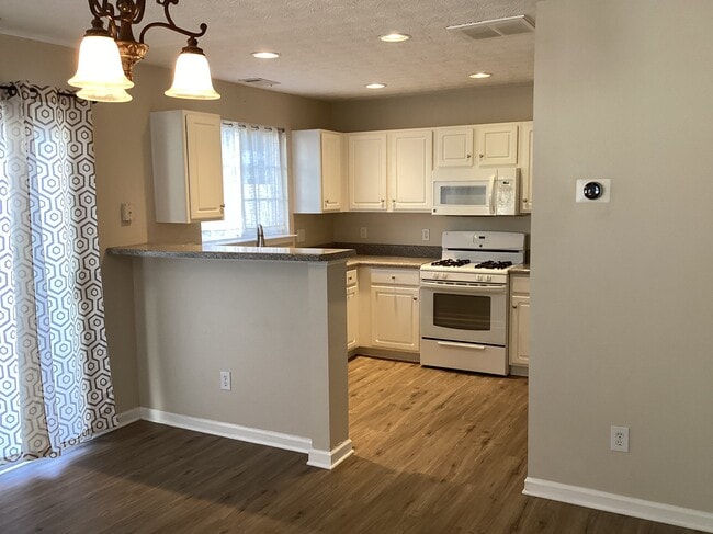 Building Photo - 127 Swanee Ln
