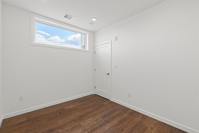 Building Photo - 267 Old Colony Ave