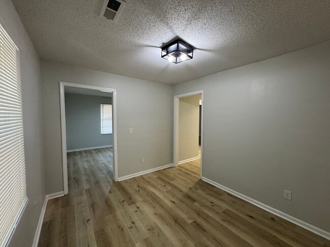 Building Photo - 3bed/2bath freshly renovated home!