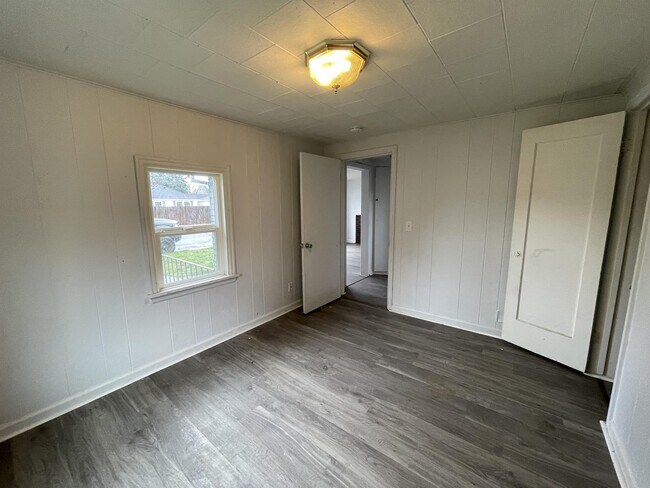 Building Photo - 1910 20th St NE