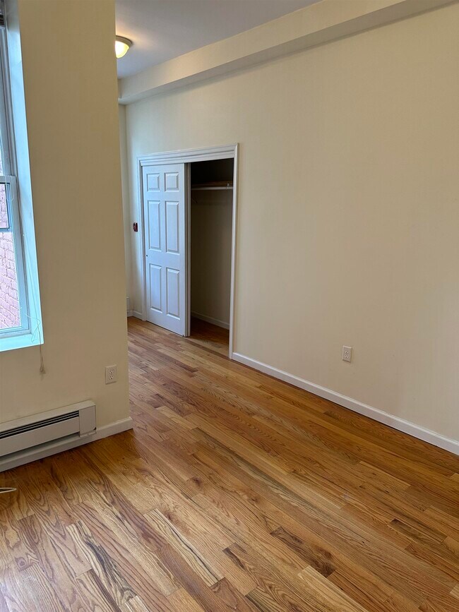 Building Photo - 942 Willow Ave