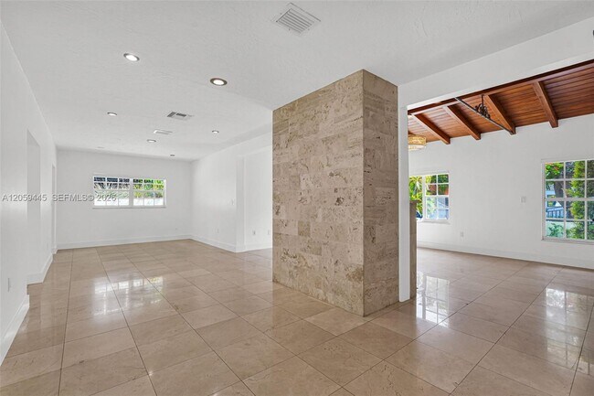 Building Photo - 244 SW 28th Rd