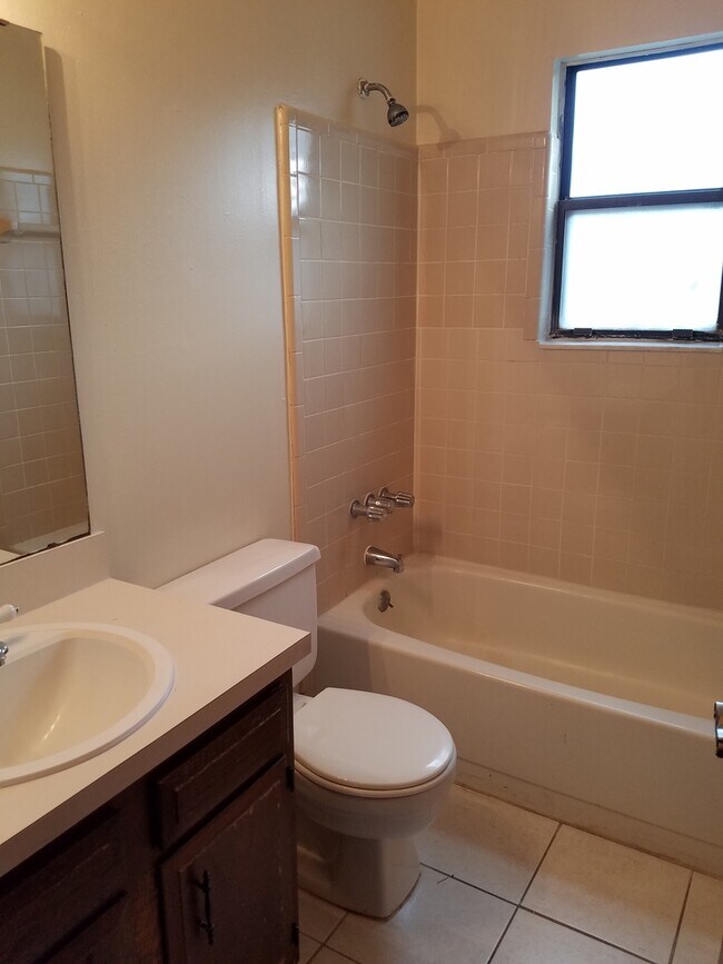 Building Photo - $1450 - 3/2/1 - MOVE IN SPECIAL  - Upstair...