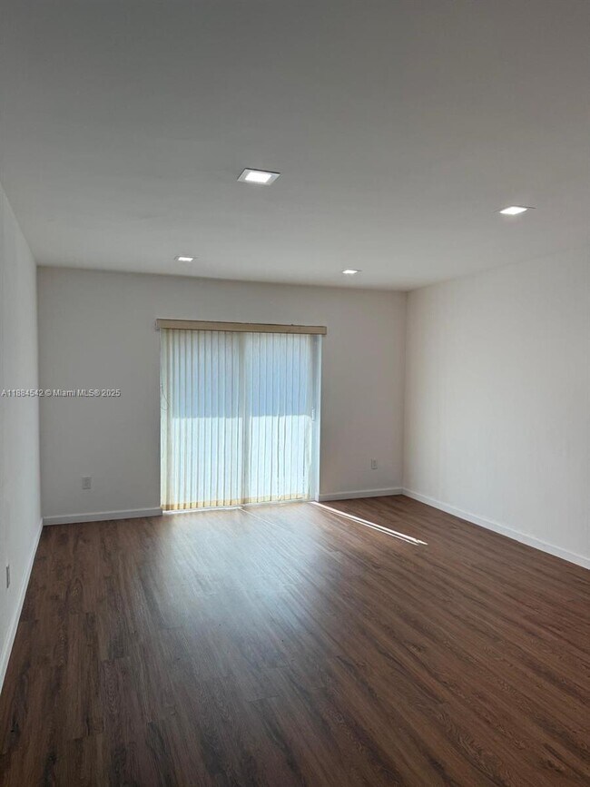 Building Photo - 10794 N Kendall Dr