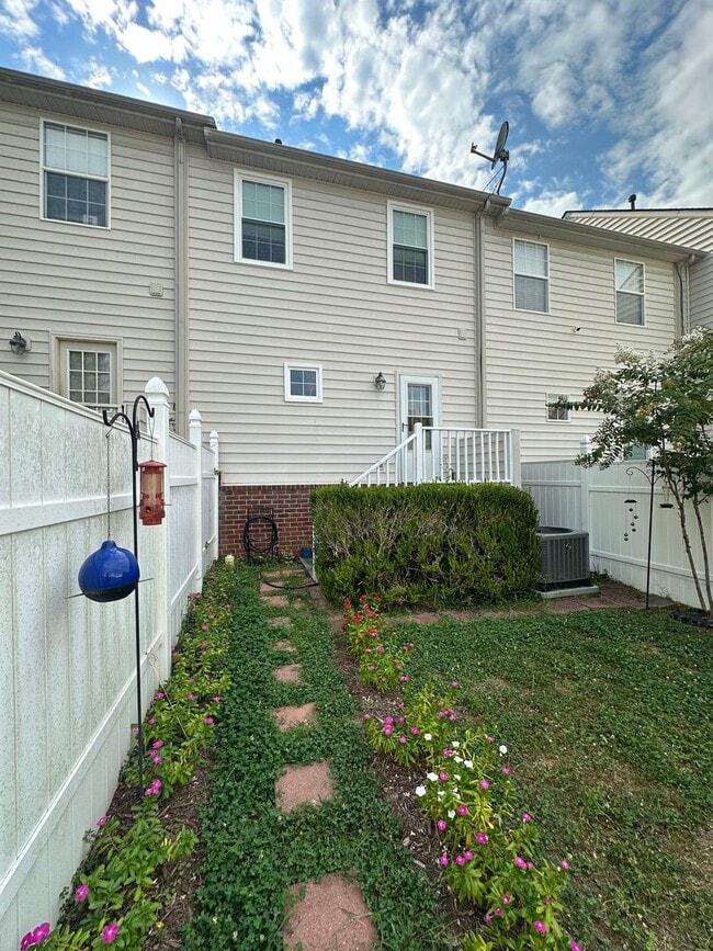 Building Photo - Charming Lenox Village Townhome – 2 Bed, 2...