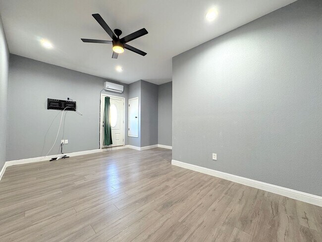 Building Photo - Gorgeous 5bed/3bath Refrig A/C with 2 Master Bedrooms!