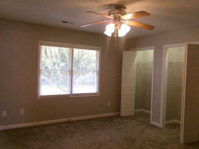 Building Photo - 2 bedroom,2 bath home in Meadowoods commun...