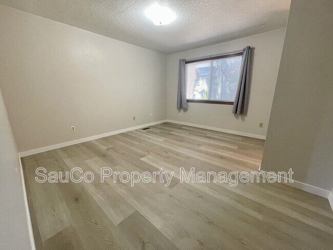 Building Photo - 324 SE 30th Ave