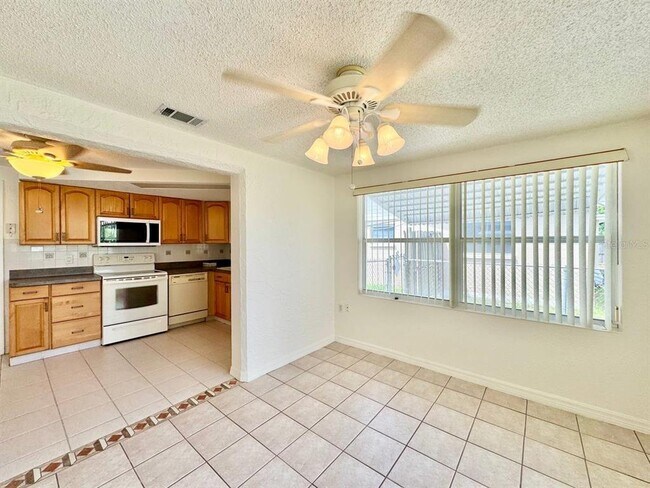 Building Photo - 3131 Roxbury Dr